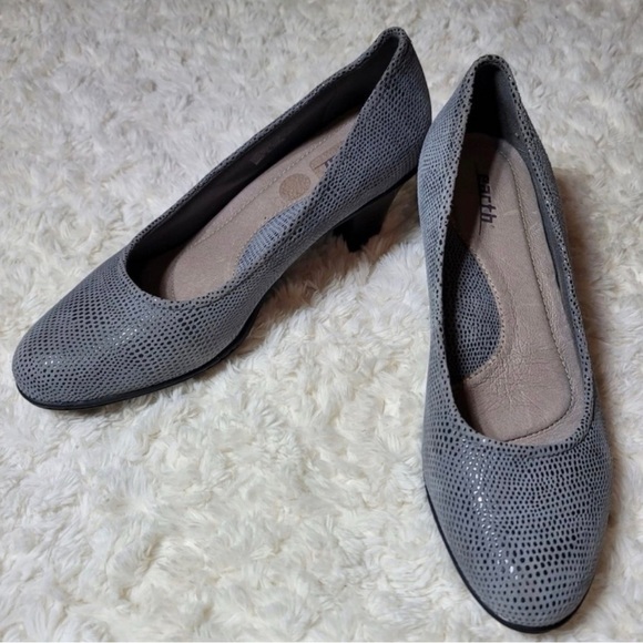 Earth Gray Textured Women's Heels - Picture 4 of 7